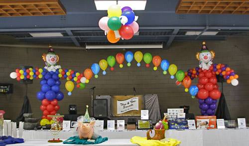 balloon arch table backdrop with balloon sculptures