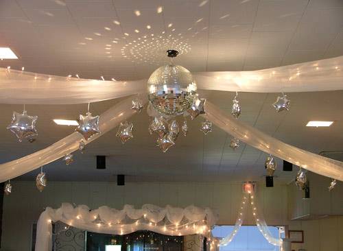 Falling stars ceiling with mirror ball