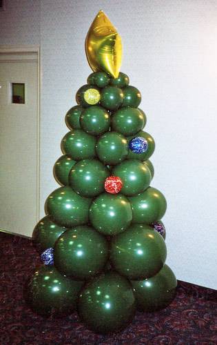 balloon Christmas tree sculpture