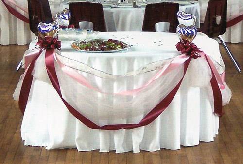 Focal table with ribbon draping