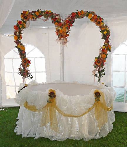 cake table with wrought iron arch