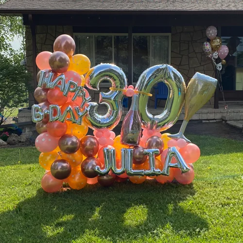 outdoor birthday balloon decor