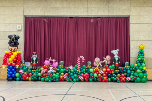 balloon sculptures and border for Christmas party