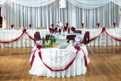 ribbon and bow striping table treatment with head table and backdrop