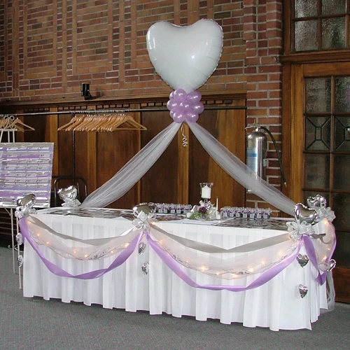 focal table with heart foil balloon