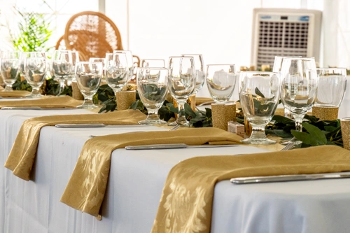 white linen and gold napkins