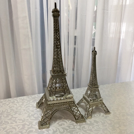 Eiffel tower two sizes