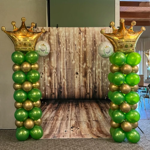 gold and green balloon columns with foil crowns for golf awards